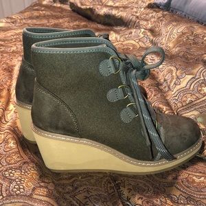 Active wedge boots